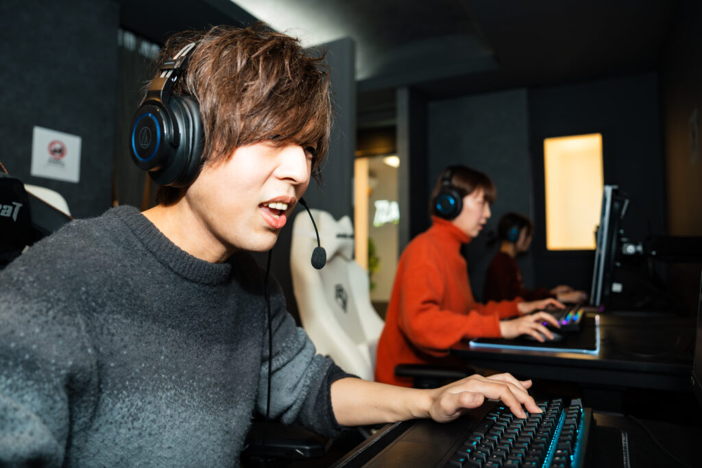 大人でもeスポーツ教室に通っていい？メリット・デメリットや人気の理由を解説
